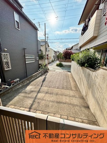 西宮市若草町1丁目　中古戸建の前面道路含む現地写真|モニタ付インターホン