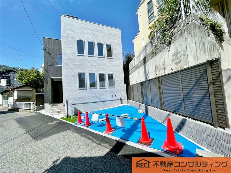 神戸市灘区高羽町3丁目　新築戸建の駐車場