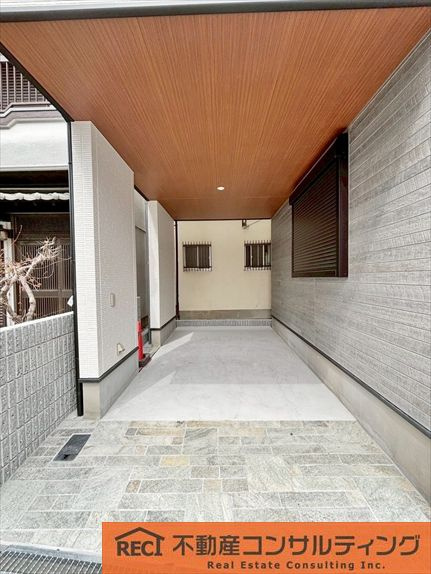 西宮市小松南町一丁目　新築戸建の駐車場