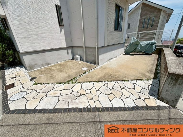 神戸市灘区篠原伯母野山3丁目　中古戸建の駐車場|三方角地