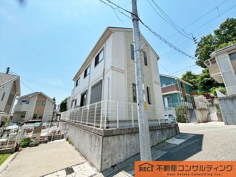 神戸市灘区篠原伯母野山3丁目　中古戸建の外観|前面道路約6ｍで駐車もスムーズに行えます