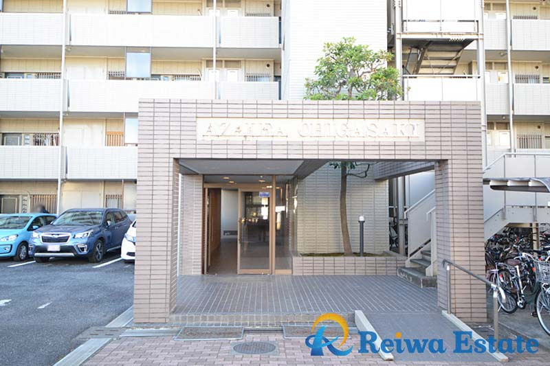 アザリア茅ヶ崎のエントランス