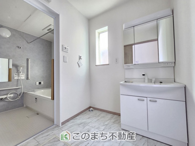 【洗面所】 | ハートフルタウン東武江曽島駅2期　A号棟 | シャンプードレッサーで朝の身支度♪伸びるホースでお掃除も簡単清潔です！