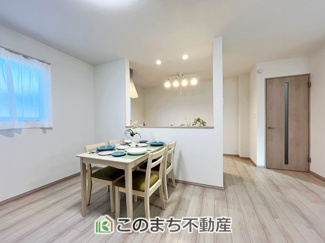 【居間・リビング】 | ハートフルタウン東武江曽島駅2期　A号棟 | インテリアショップで見掛けた「あの家具」も置ける、ゆったりとした空間。時に広さが上質な寛ぎの時間になる事も。流行に左右されず、将来にわたって価値が継続する「上質」な佇まい。