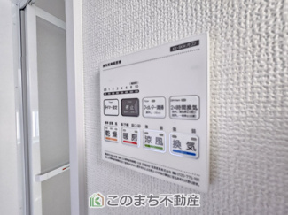 【設備】 | ハートフルタウン東武江曽島駅2期　A号棟 | 雨の日や湿気の多い梅雨時期など、洗濯物が乾き難い時期に重宝する浴室換気乾燥機。乾燥機能だけではなく、冬場の浴室内の寒暖差を緩和する暖房機能も標準装備。ヒートショック対策に一役買います。