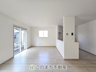 【設備】 | ハートフルタウン東武江曽島駅2期　A号棟 | 居心地のいいリビングは、時間を忘れてしまうくらいホッとする空間です。
食事をしたり、テレビを見たりなど充実した毎日がここにあります。