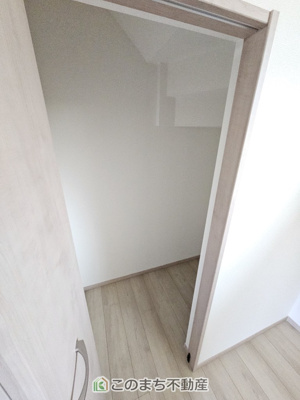 【設備】 | ハートフルタウン東武江曽島駅2期　A号棟 | リビング階段下収納