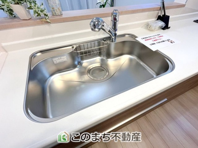 【キッチン】 | ハートフルタウン東武江曽島駅2期　A号棟 | ビルトイン型浄水器を内蔵したキッチン水栓。お米を研いだり、野菜を洗ったりするときなど用途に応じてワンタッチで浄水に切り替えが可能です。カートリッジ式なので、フィルターを簡単に交換する事が出来ます。