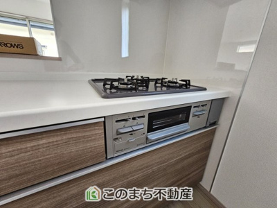 【キッチン】 | ハートフルタウン東武江曽島駅2期　A号棟 | 三ツ口コンロ採用で、同時調理もスムーズ◎！お料理を並べられるカウンター付きで、配膳・片付けをサポート！リビングで過ごすご家族とコミュニケーションを楽しみながら作業可能です♪