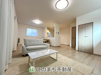 【居間・リビング】 | ハートフルタウン東武江曽島駅2期　A号棟 | 開放感のある広々としたリビング☆家族みんなでゆったりくつろげます♪
南側から暖かな日差しが差し込みます♪キッチンからリビングの様子がよく見渡せます☆