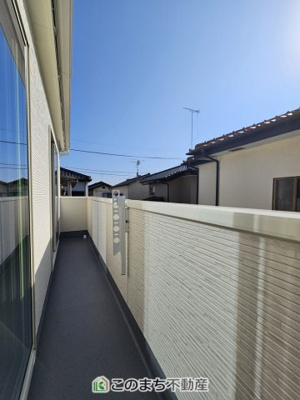 【バルコニー】 | ハートフルタウン東武江曽島駅2期　A号棟 | 南向きの大型バルコニーは陽当り良好で、たっぷりのお洗濯物もよく乾きます！
