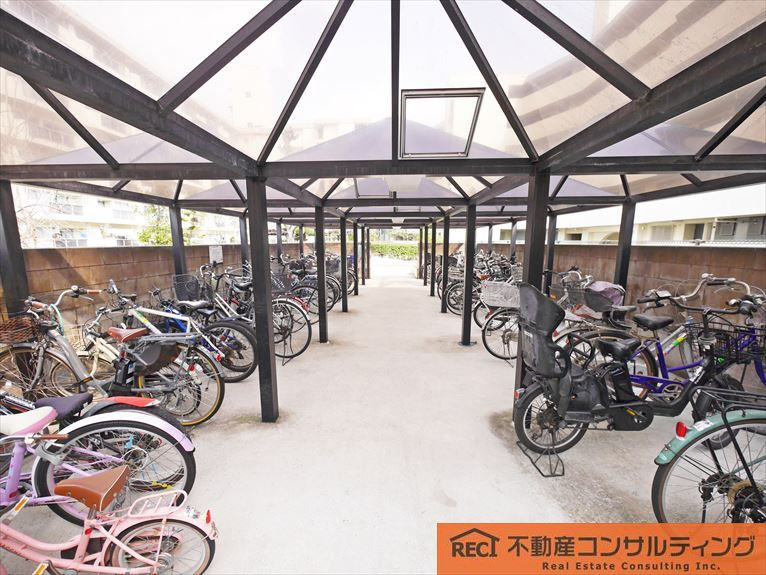 夙川ビューハイツA棟の駐車場