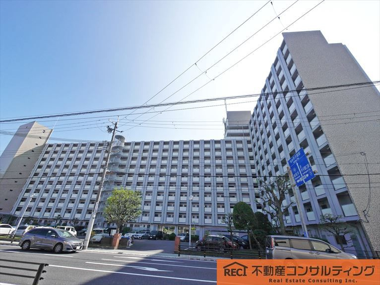 鳴尾小松住宅B棟の外観|近隣には買い物施設が充実