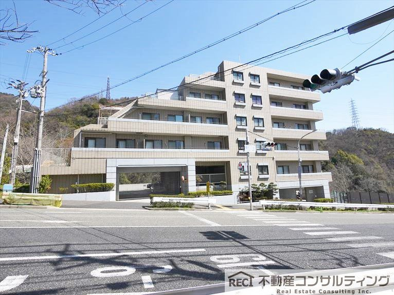 ドムール六甲山手の駐車場