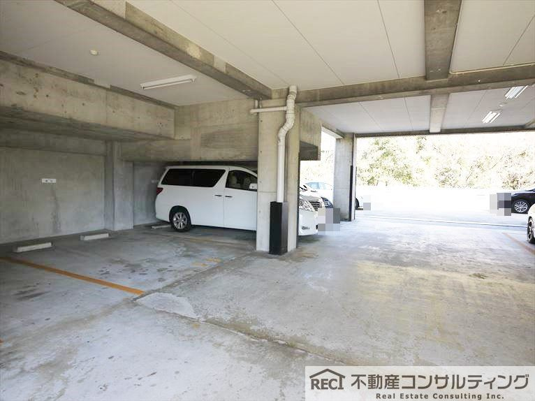 ドムール六甲山手の駐車場