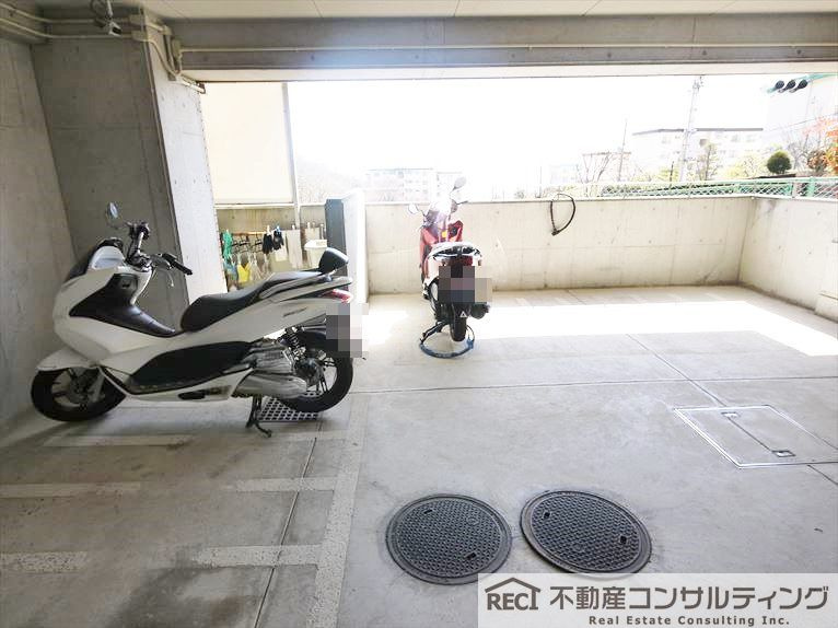 ドムール六甲山手の駐車場