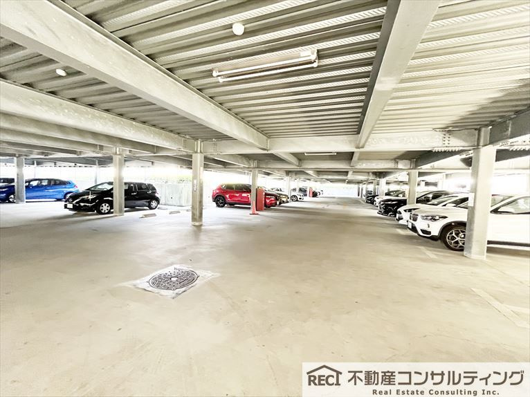 ルネヒューマンズガーデンパラディオA棟の駐車場