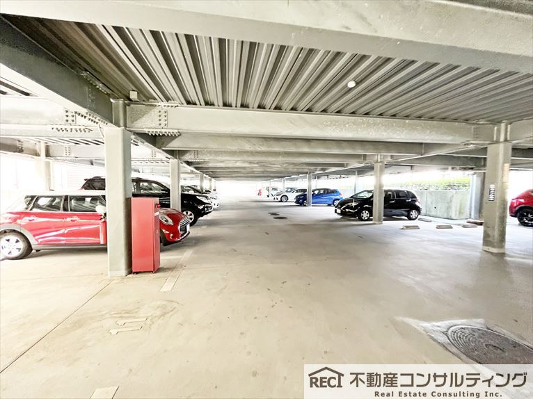 ルネヒューマンズガーデンパラディオA棟の駐車場