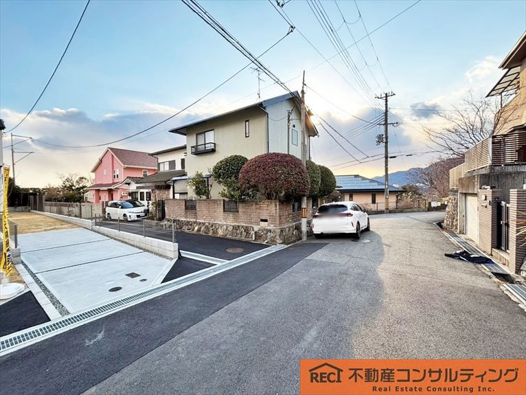 神戸市東灘区鴨子ヶ原3丁目　新築戸建　1号棟の前面道路含む現地写真