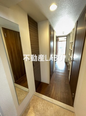 HRフロントリーガル難波WESTの玄関