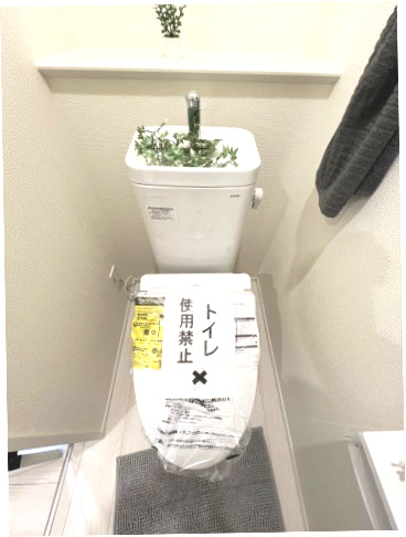 あきる野市三内　新築戸建全3棟のトイレ|1階トイレには快適な温水洗浄便座付