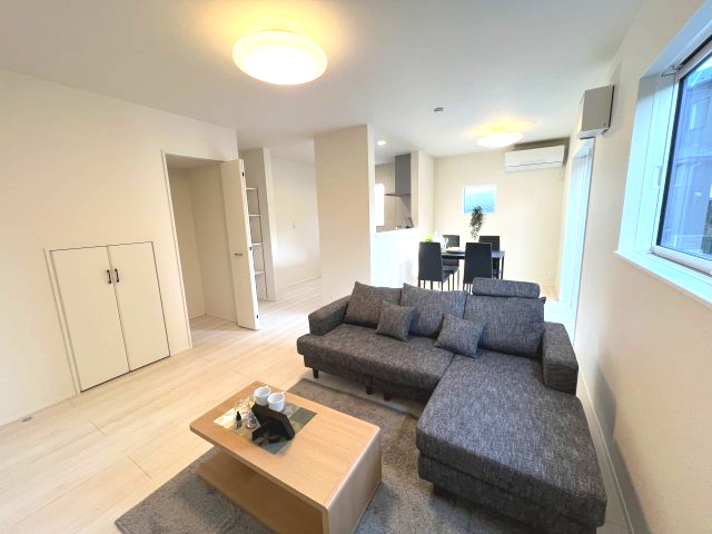 あきる野市三内　新築戸建全3棟の居間・リビング|家族団らんの時間も増えそうなくつろぎのＬＤＫ