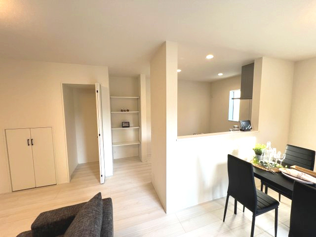 あきる野市三内　新築戸建全3棟の居間・リビング|DKには大きめのダイニングテーブルも設置可能。