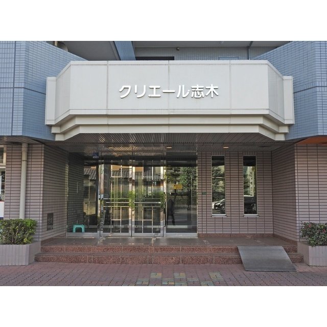 クリエール志木のエントランス
