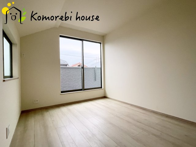 第17上尾上　新築一戸建て　Aの洋室|明るい光が差し込む洋室は、寝室・子ども部屋・ワークスペースなど多用途に使える自由度の高い空間。家具の配置もしやすく、暮らしに合わせて柔軟に活用できます。