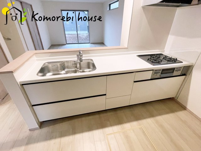 第17上尾上　新築一戸建て　Aのキッチン|広々LDKとつながるキッチンは、家族との会話を楽しみながら調理ができる設計です。