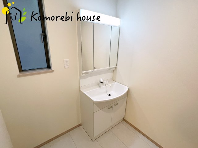 第17上尾上　新築一戸建て　Aの独立洗面台|白を基調とした清潔感のある洗面台。シンプルで上品なデザインが空間に明るさをプラスします。