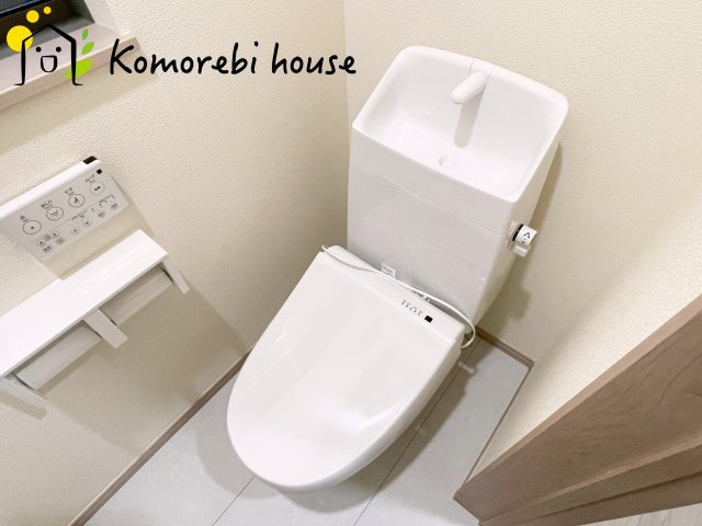 第17上尾上　新築一戸建て　Aのトイレ|温水洗浄機能（ウォシュレット）標準装備で、毎日のトイレ時間がより快適に。やさしい温水洗浄で清潔を保てるだけでなく、冬場のヒヤッと感を軽減する暖房便座も嬉しいポイント。