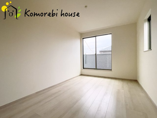 第17上尾上　新築一戸建て　Aの寝室|一日の疲れをゆっくり癒せる主寝室は、ベッドを置いてもゆとりある広さが魅力。収納完備で衣類もスッキリ収まり、静かで落ち着いた空間が快適な眠りをサポートします。