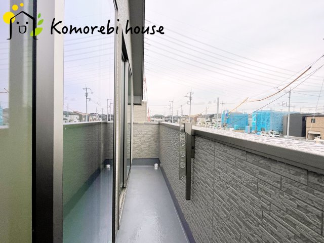 第17上尾上　新築一戸建て　Aのバルコニー|南向きのバルコニーは一日を通して陽当たりがよく、洗濯物もふっくら乾きます。家族の生活リズムに寄り添う、明るく使いやすいスペースです。