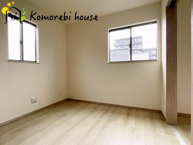 第17上尾上　新築一戸建て　Aの子供部屋|自然光が心地よく入る子ども部屋は、学習・遊び・睡眠をしっかり支える快適環境。シンプル設計でレイアウトも変えやすく、成長に合わせて長く使える利便性の高い一室です。