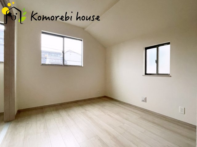 第17上尾上　新築一戸建て　Aの洋室|最近の新築住宅は窓まわりの性能が大きく進化しています。複層ガラスに、樹脂とアルミを組み合わせた断熱性の高いハイブリッドサッシを採用。