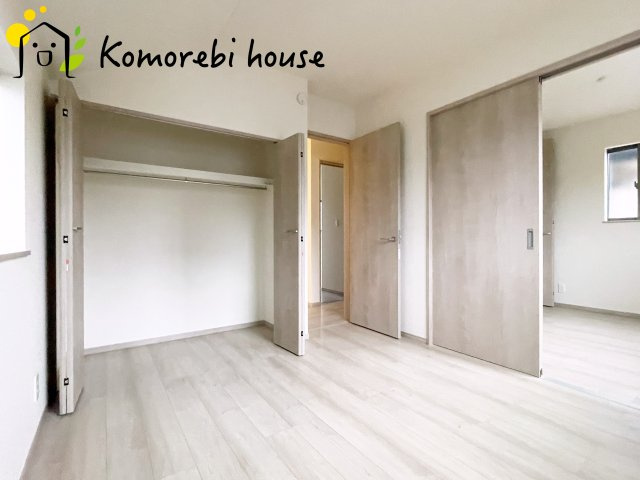 第17上尾上　新築一戸建て　Aの収納|ハンガーラック付き収納なら、コートやシャツもシワなく掛けられて毎日の身支度がスムーズ。見せたくないものは隠しつつ、使いやすさと整理整頓の両方を叶えます。