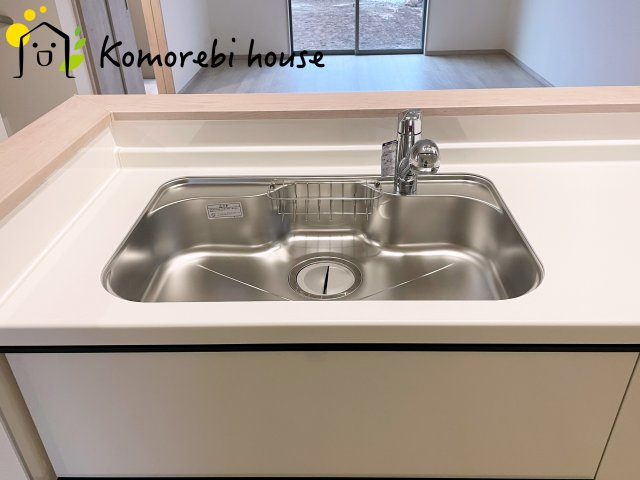第17上尾上　新築一戸建て　Aのキッチン|浄水器一体型で、いつでも美味しいお水がそのまま使えるキッチンシンク。料理やコーヒーづくり、炊飯にも安心して利用でき、毎日の食卓が少し豊かに。