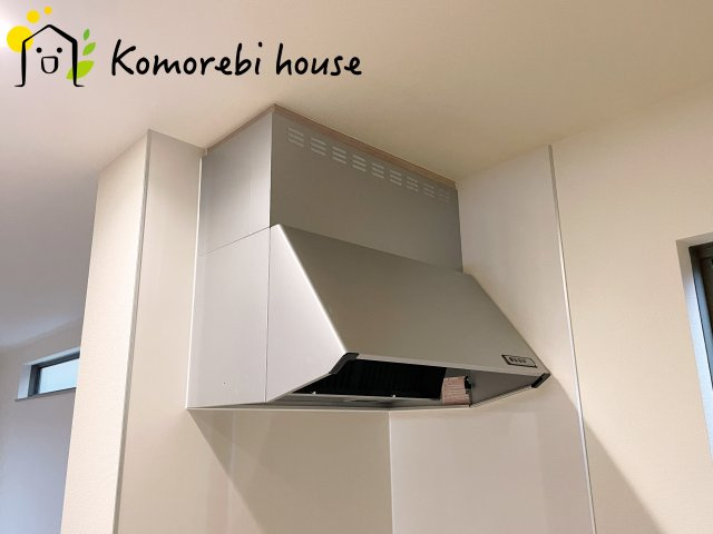 第17上尾上　新築一戸建て　Aのキッチン|吸引力の高いレンジフードが煙や匂いを素早く排出。揚げ物や炒め物も気兼ねなくでき、リビングに匂いを残しません。