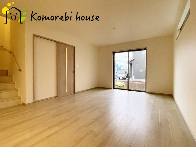 第17上尾上　新築一戸建て　Aの居間・リビング|20帖以上の大空間LDK。開放感あふれるリビングで、家族の時間もゲストとの集いもゆったり楽しめます。