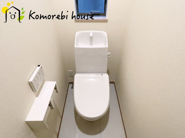 第17上尾上　新築一戸建て　Aのトイレ|2階にもトイレがあることで、朝の混雑が解消し生活動線がスムーズに。新築ならではの間取り設計で、毎日の“プチストレス”が驚くほど減ります。