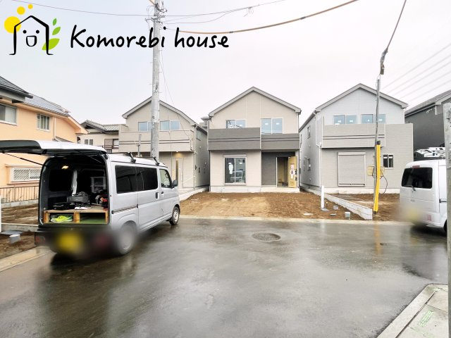 第17上尾上　新築一戸建て　Aの前面道路含む現地写真|分譲地内の交通量少なめの道路沿い。小さなお子さまのいるご家庭も安心して暮らせる、穏やかな住環境です。