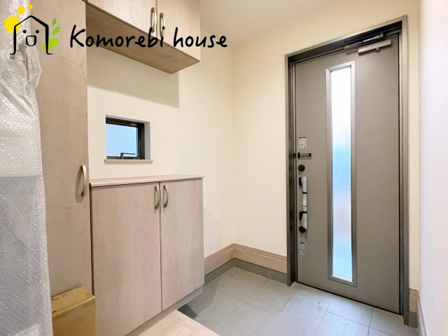 第17上尾上　新築一戸建て　Aの玄関|明るく使いやすい玄関で、家族の生活をスムーズに。収納や導線も配慮された万能空間です。