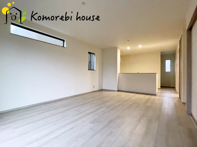 第17上尾上　新築一戸建て　Aの居間・リビング|縦に広がるLDKは、空間を効率的に使える設計。キッチンからリビング、ダイニングまで家族の気配を感じられます。