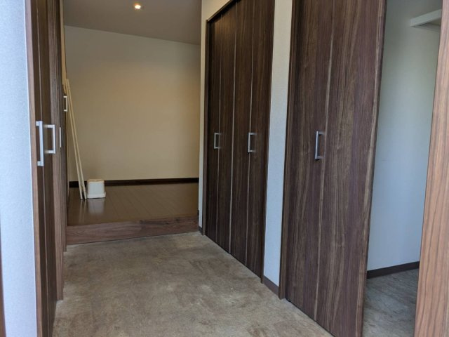 東所沢二世帯住宅の玄関|北側（道路側）