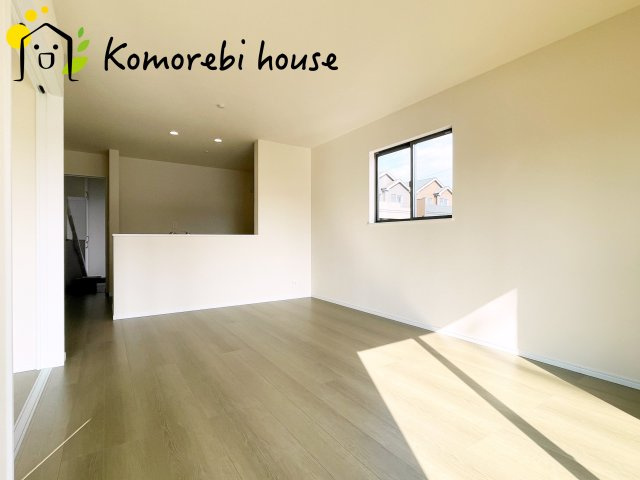 第17上尾上　新築一戸建て　Bの居間・リビング|清潔感あふれるホワイトフローリングのリビング。明るく爽やかな空間で、家族の毎日を彩ります。															
