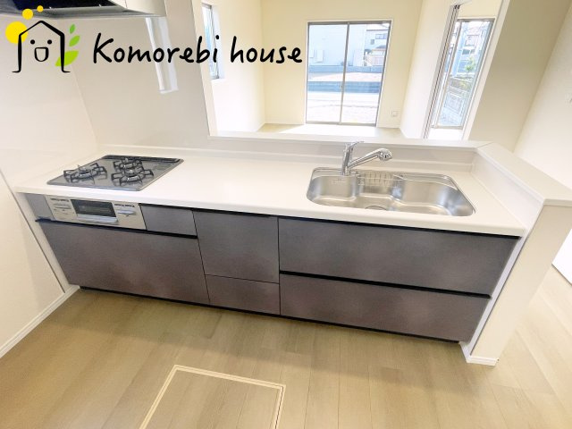 第17上尾上　新築一戸建て　Bのキッチン|広々LDKとつながるキッチンは、家族との会話を楽しみながら調理ができる設計です。															
