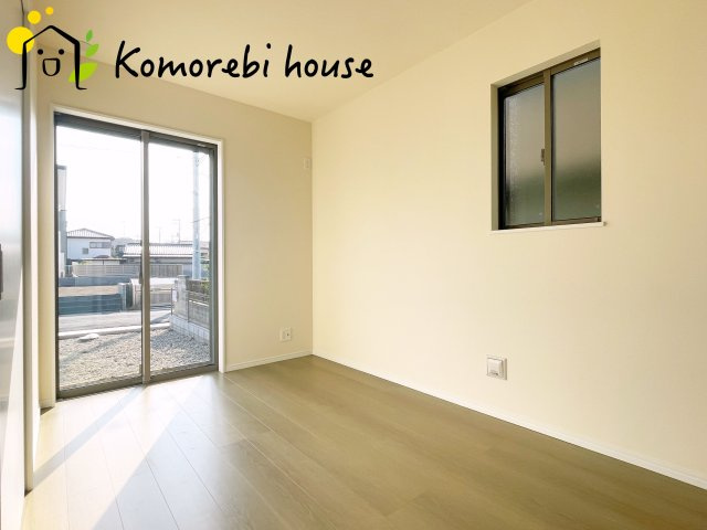 第17上尾上　新築一戸建て　Bの洋室|明るい光が差し込む洋室は、寝室・子ども部屋・ワークスペースなど多用途に使える自由度の高い空間。家具の配置もしやすく、暮らしに合わせて柔軟に活用できます。															
