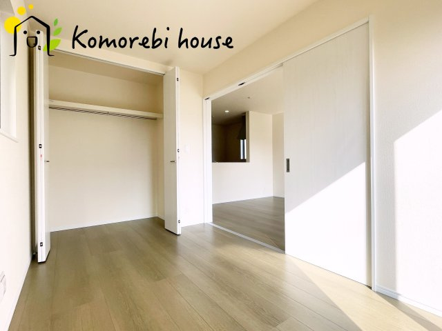 第17上尾上　新築一戸建て　Bの収納|収納力のクローゼット付きで、洋服や小物を一箇所に集約。暮らしの動線が整い、片付けがラクになります。															
