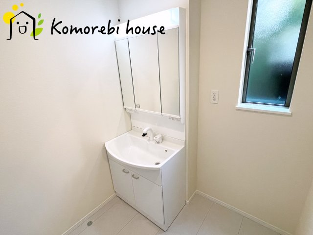 第17上尾上　新築一戸建て　Bの独立洗面台|シンプルで洗練されたデザインの洗面台は、空間をすっきり見せる上質な存在。毎日のケア時間を心地よく過ごせる、上品な仕上がりです。															
